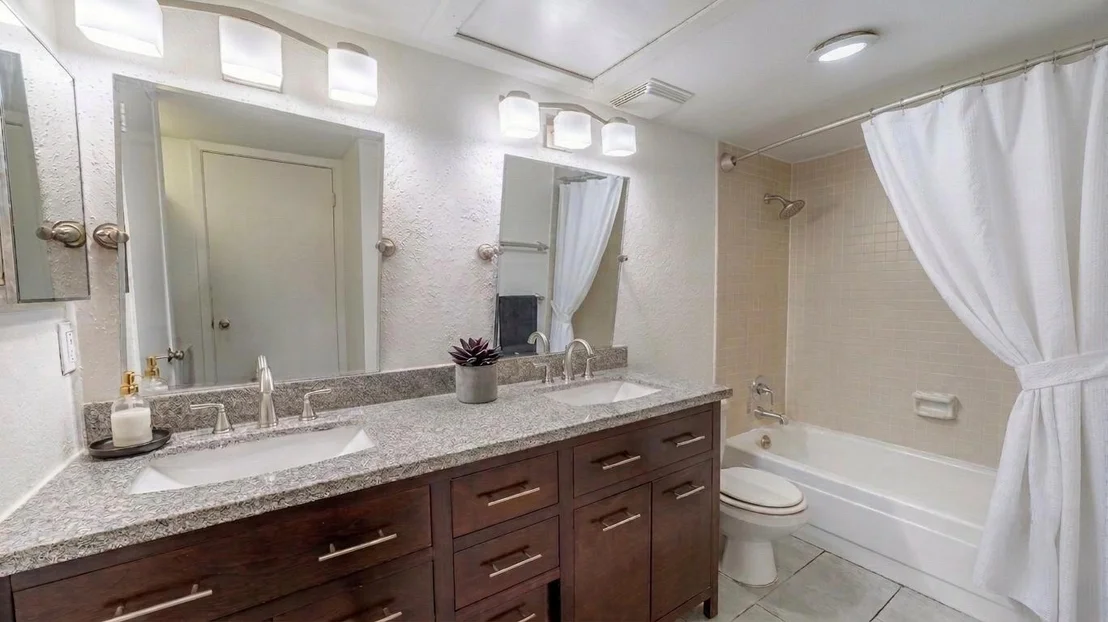 Photo of Unit 103 at 7575 Katy Freeway