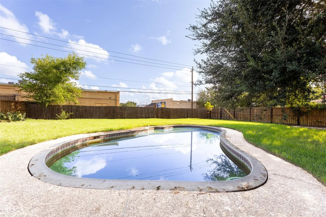 Photo of 3911 Thistlewood Drive