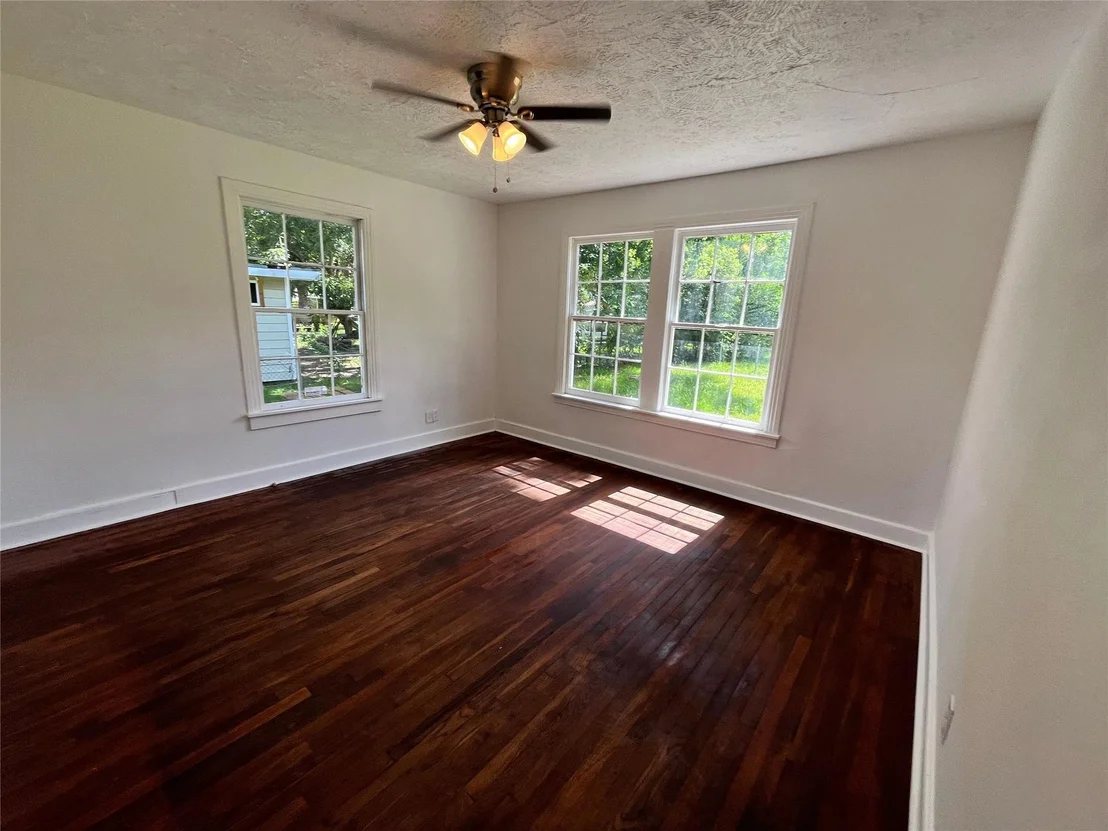Photo of 3975 Howard Street