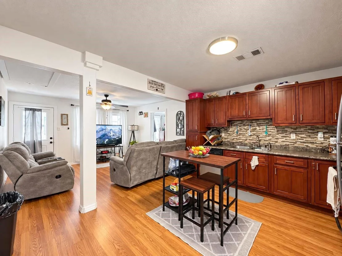 Photo of 828 Robinson Road