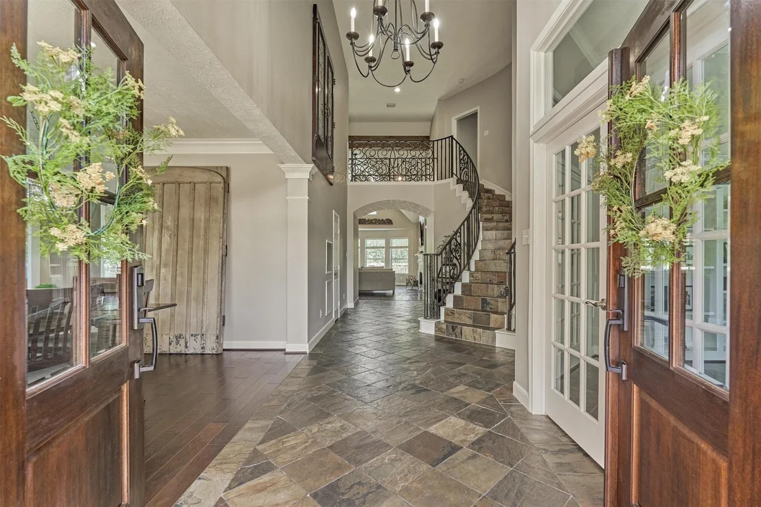 Photo of 170 N Hazelcrest Circle