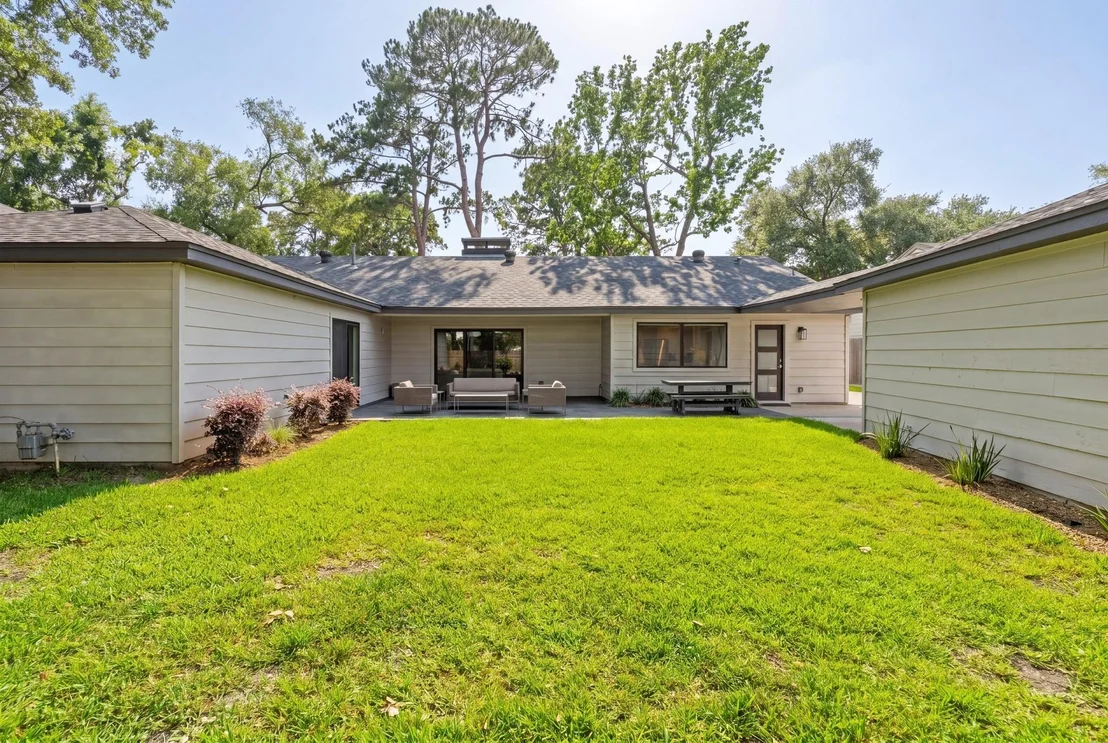 Photo of 842 W Forest Drive