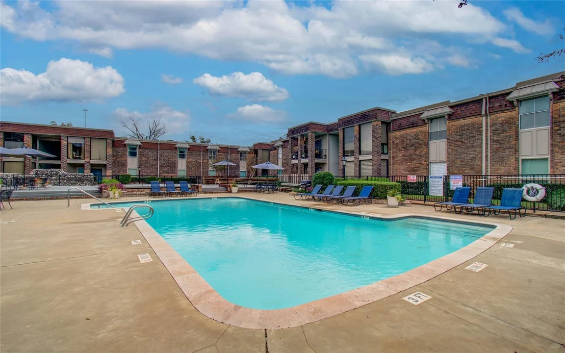Photo of Unit 113 at 7575 Katy Freeway