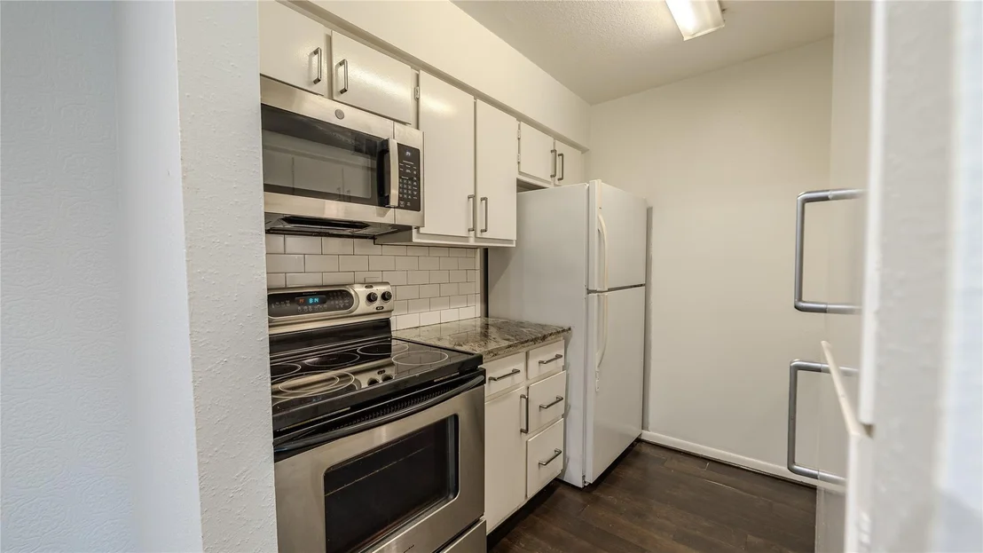 Photo of Unit 103 at 7575 Katy Freeway