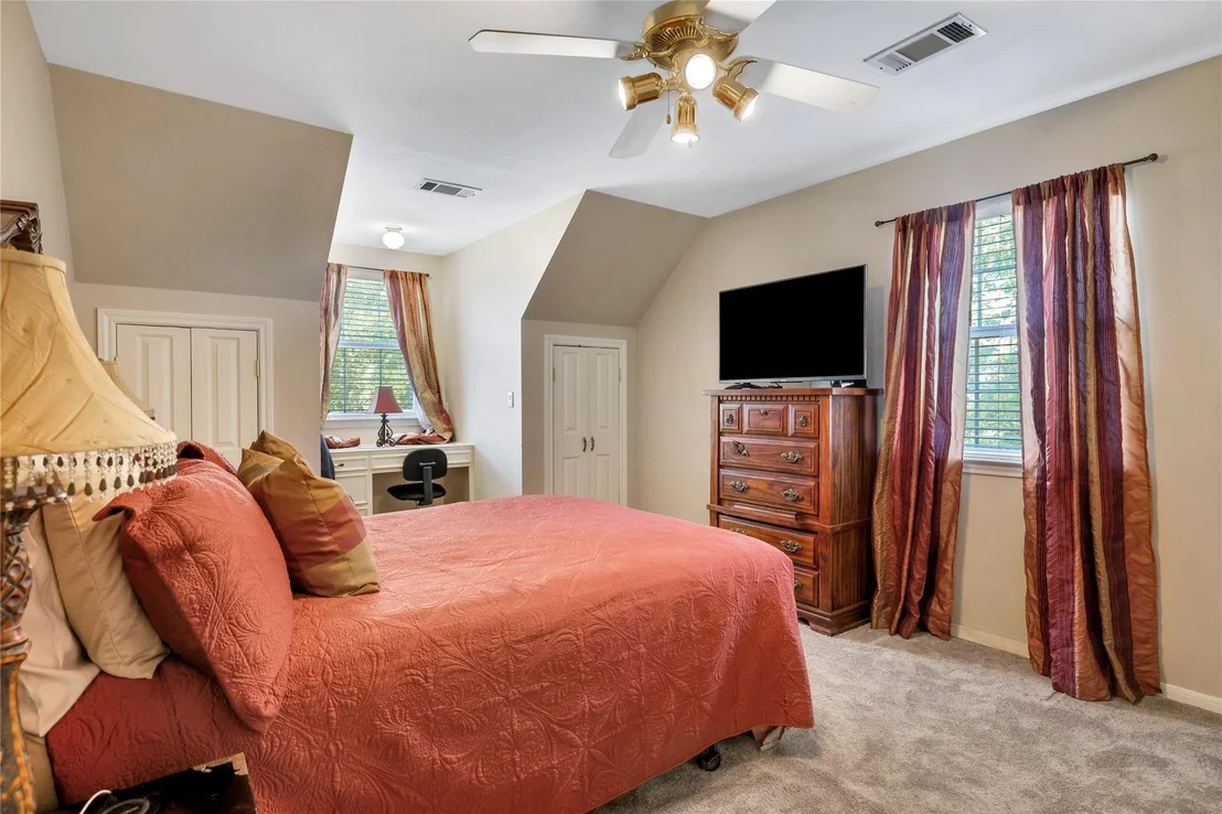 Photo of 220 Lake Oaks Boulevard