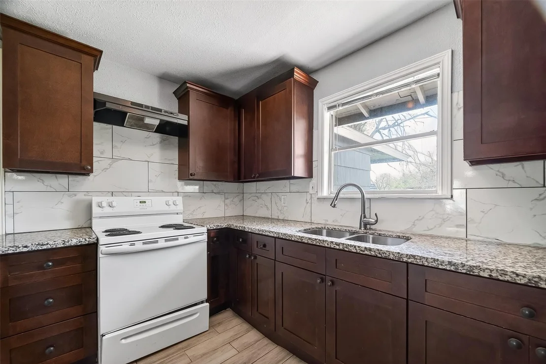 Photo of 6022 Lyndhurst Drive