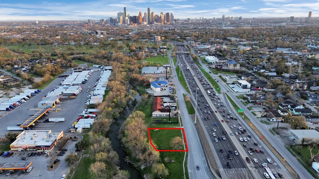Photo of 2636 North Freeway