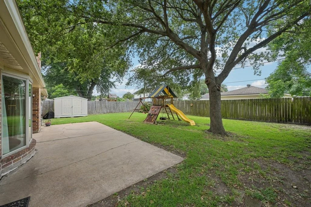 Photo of 8915 Roos Road