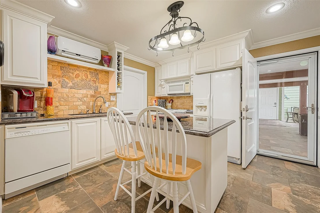 Photo of 792 W Bayshore Drive