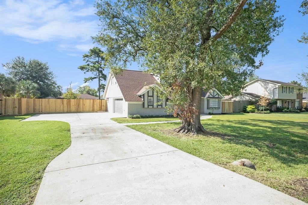 Photo of 223 Pin Oak Drive