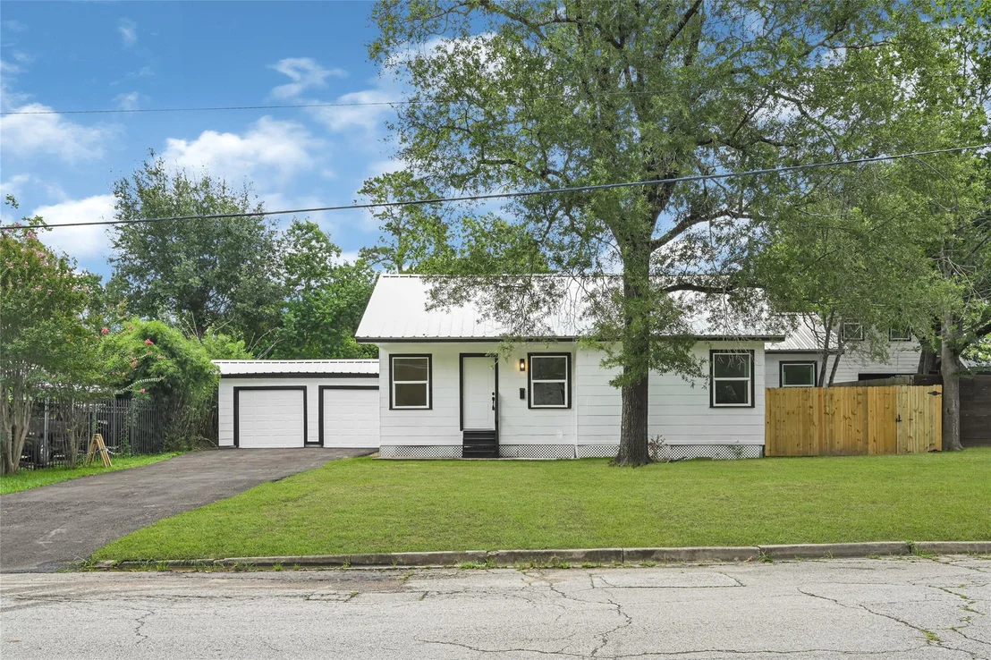 Photo of 1202 N Roberson Street
