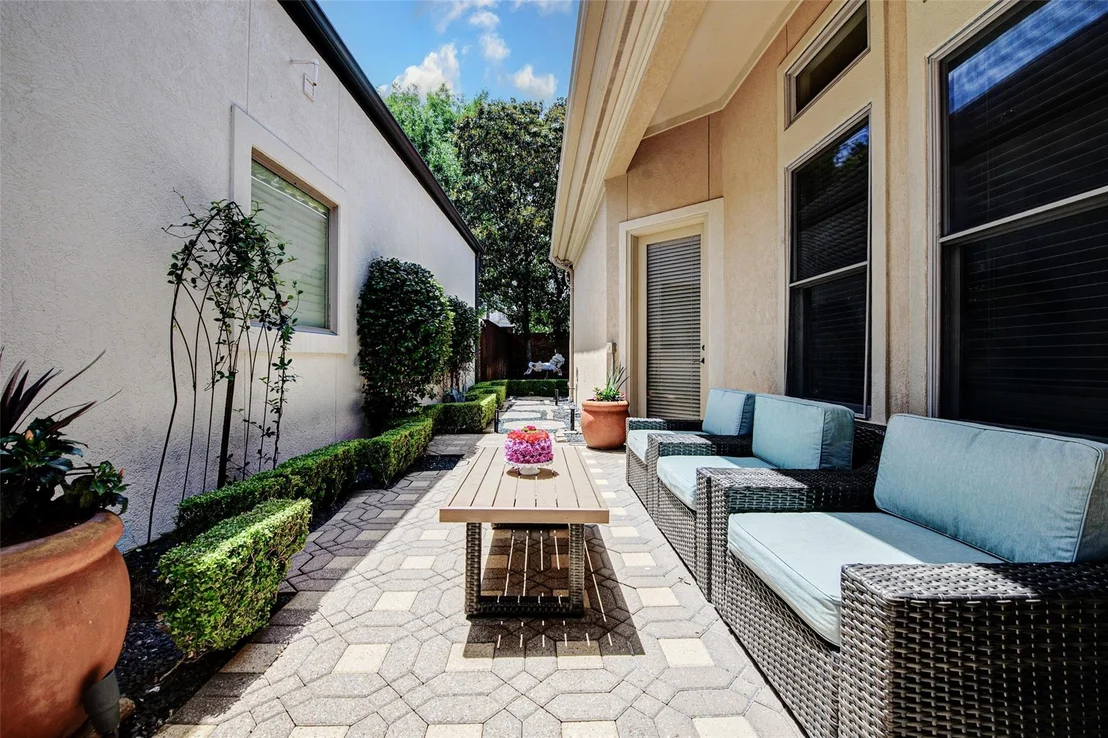 Photo of 2822 Stuart Manor