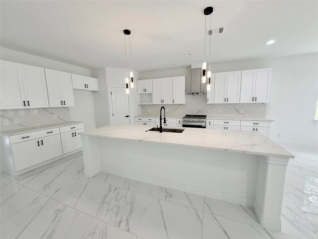 Photo of 1185 Road 5203