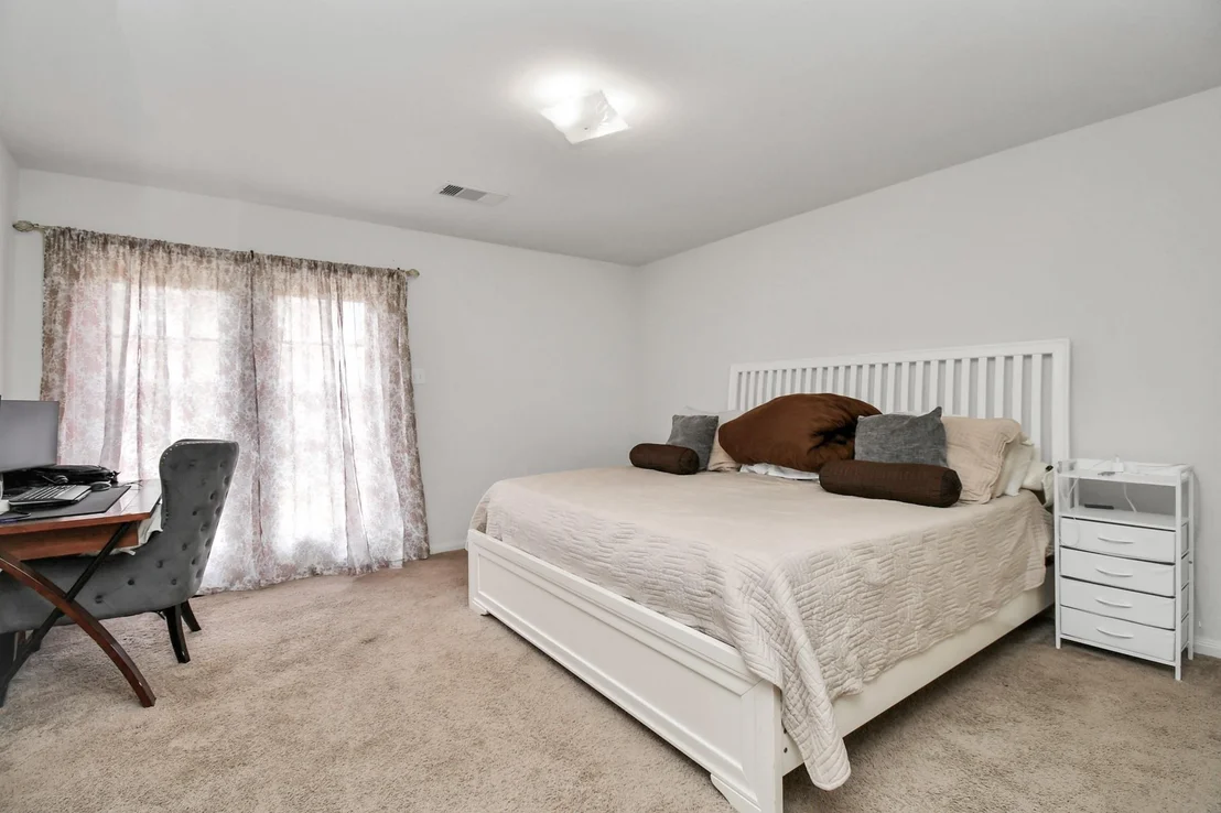 Photo of 985 Lake View Circle W