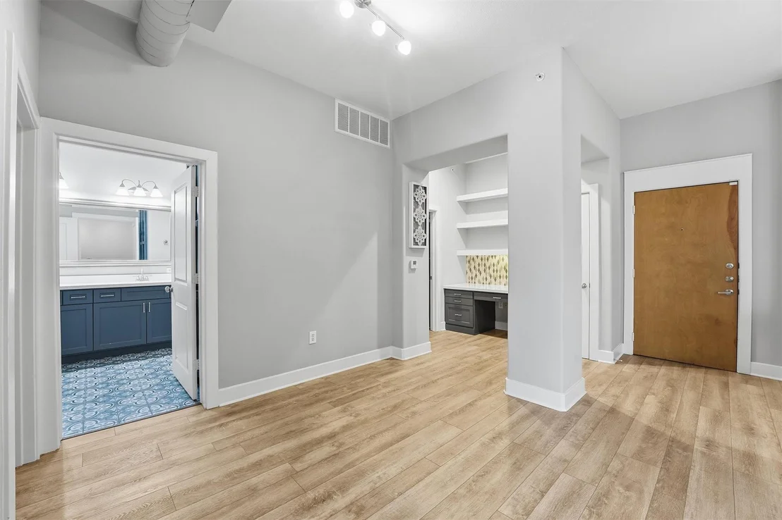 Photo of Unit 4113 at 1901 Post Oak Boulevard