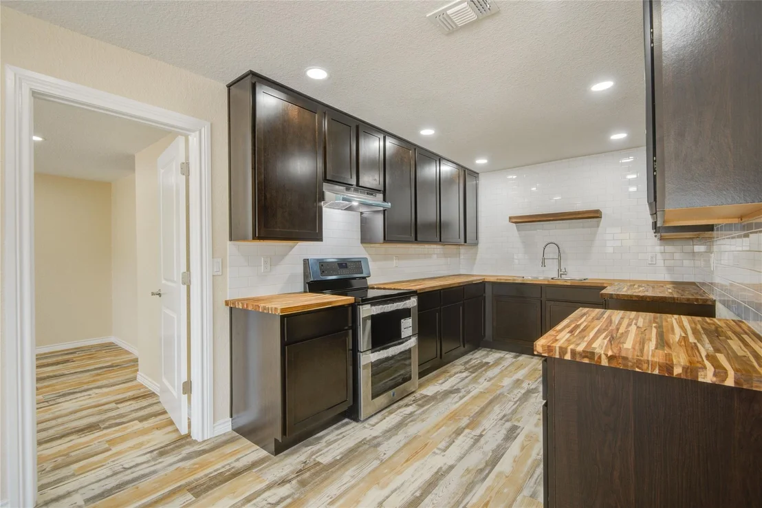 Photo of 826 W 12th Street