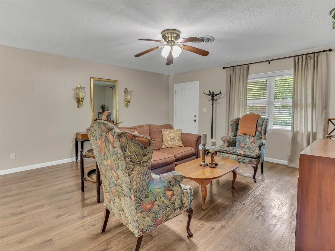 Photo of 805 Bluebonnet Lane