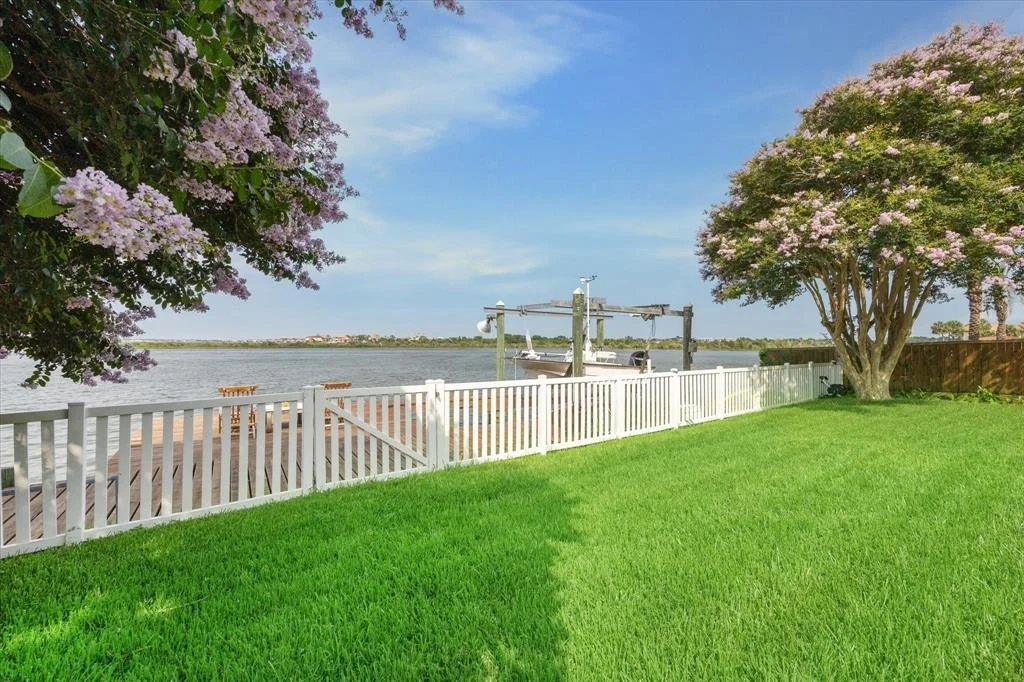 Photo of 18607 Upper Bay Road Road