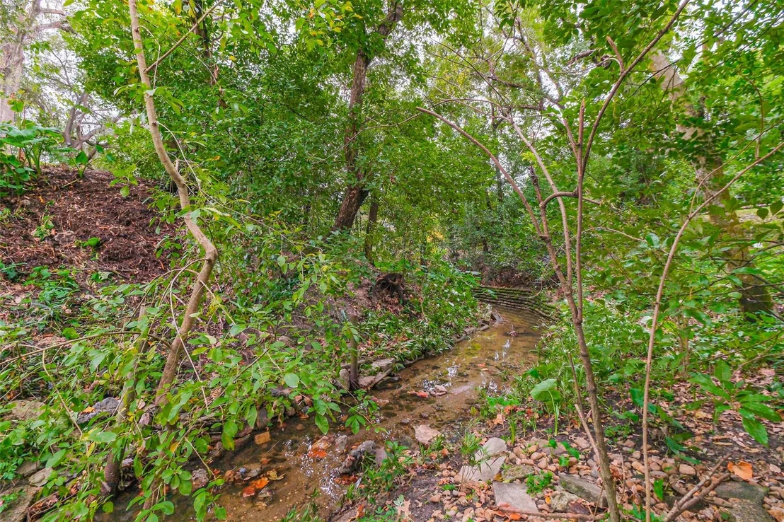 Photo of 2434 White Oak Drive
