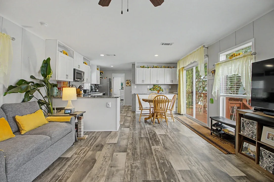 Photo of 637 Lakeview Drive