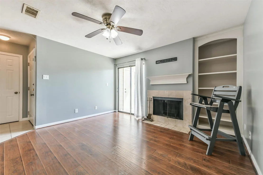Photo of Unit 243D at 2501 Gulf Freeway