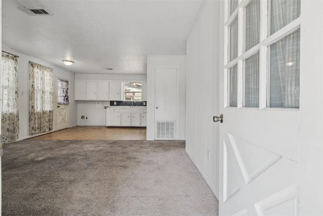 Photo of 384 Lakeview Drive