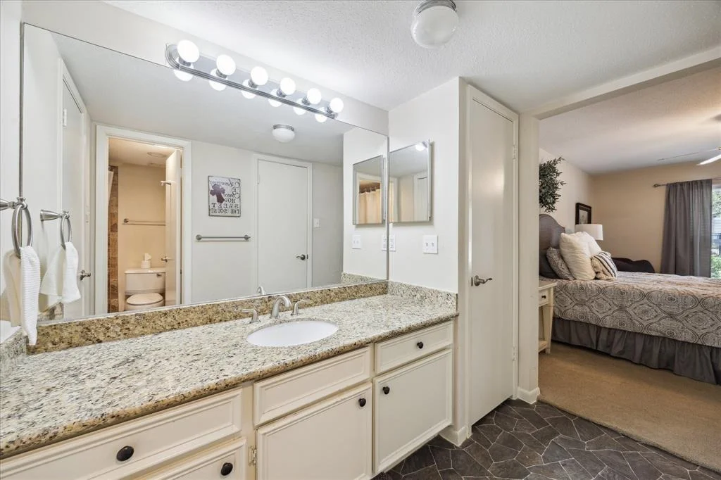 Photo of Unit 17 at 7575 Katy Freeway