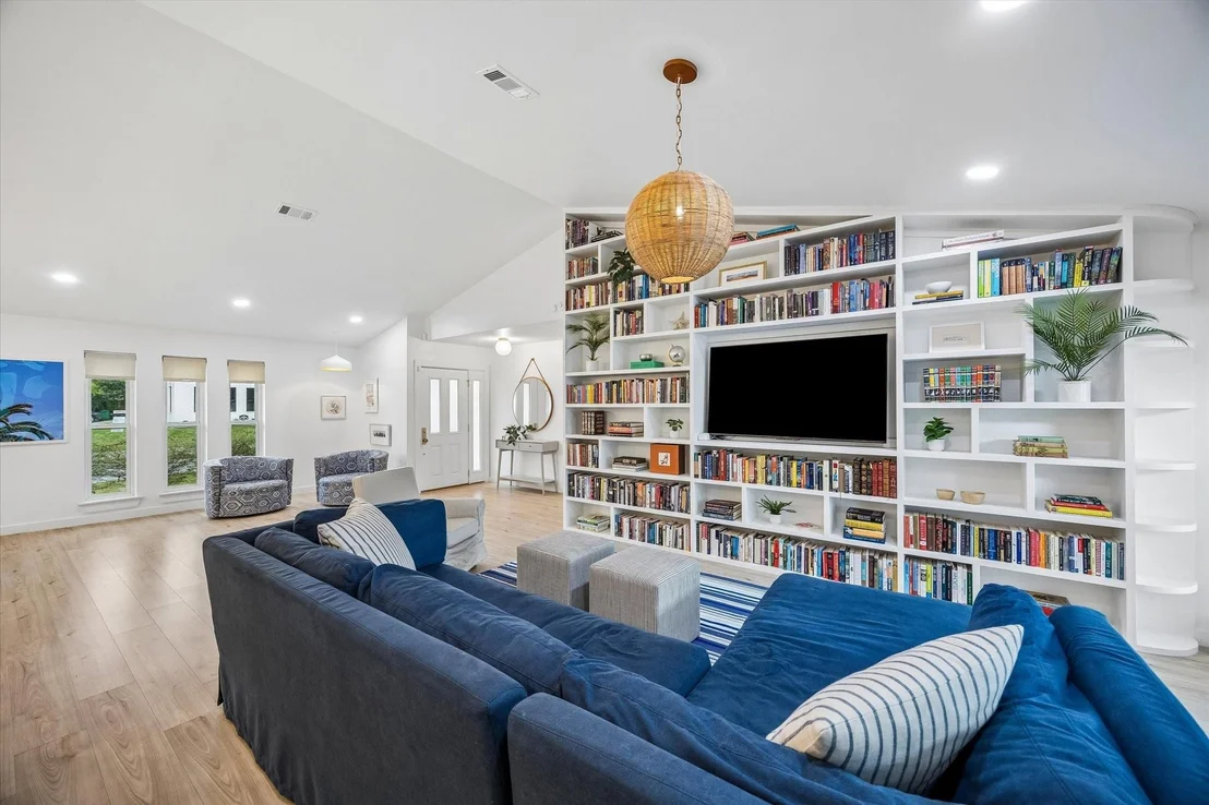 Photo of 1031 Chamboard Lane