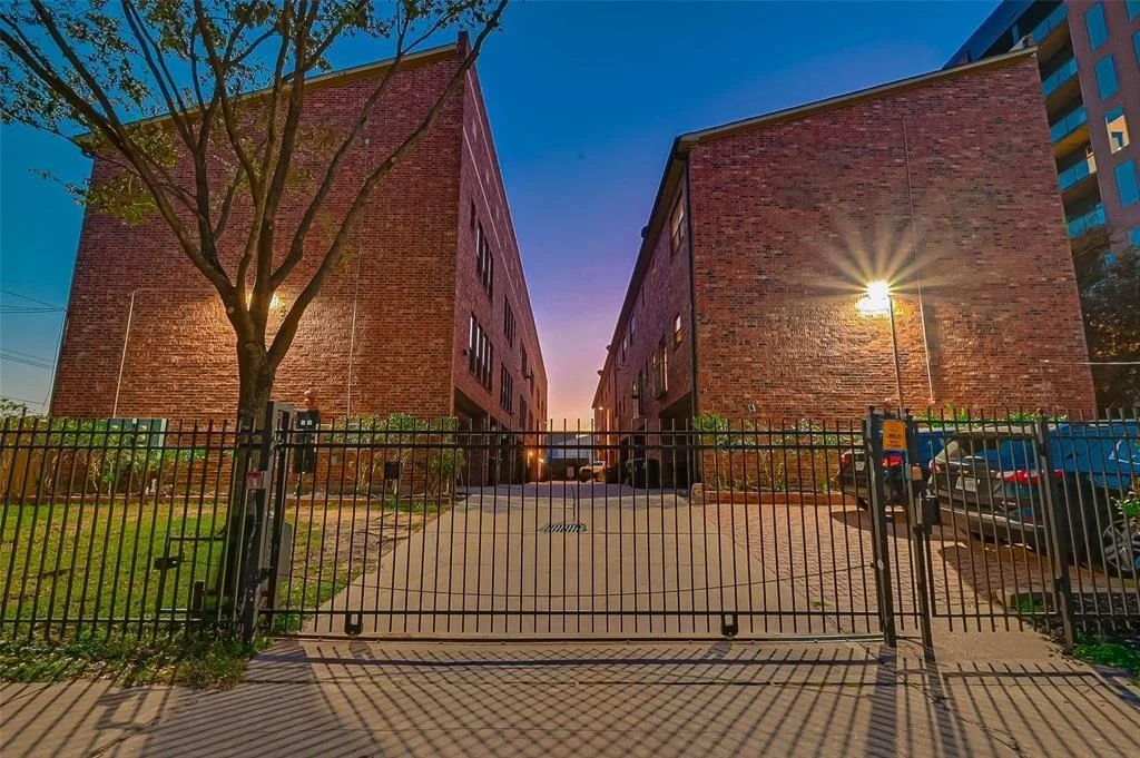 Photo of Unit E at 2422 Navigation Boulevard