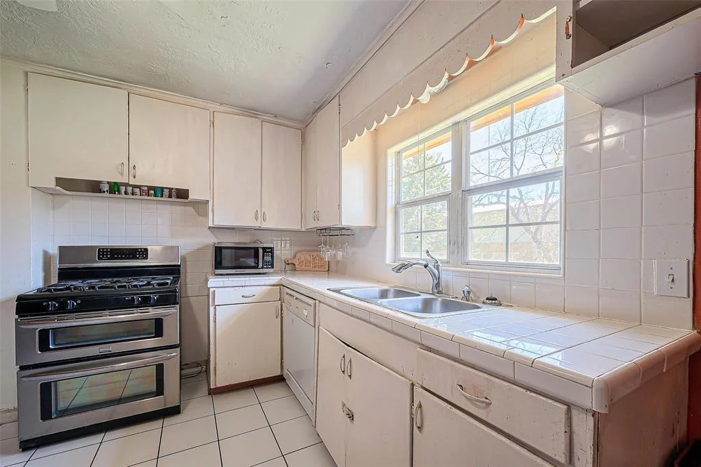 Photo of 230 Grammar Road