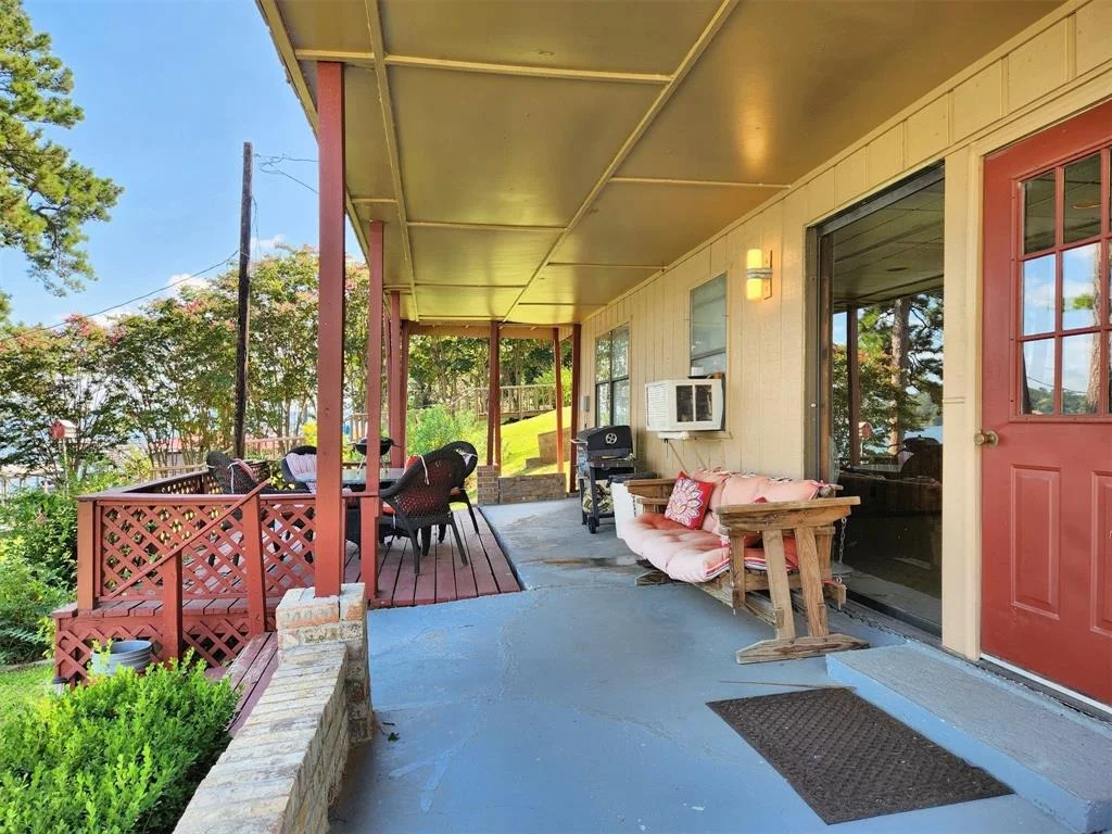 Photo of 23083 Lakeside Drive