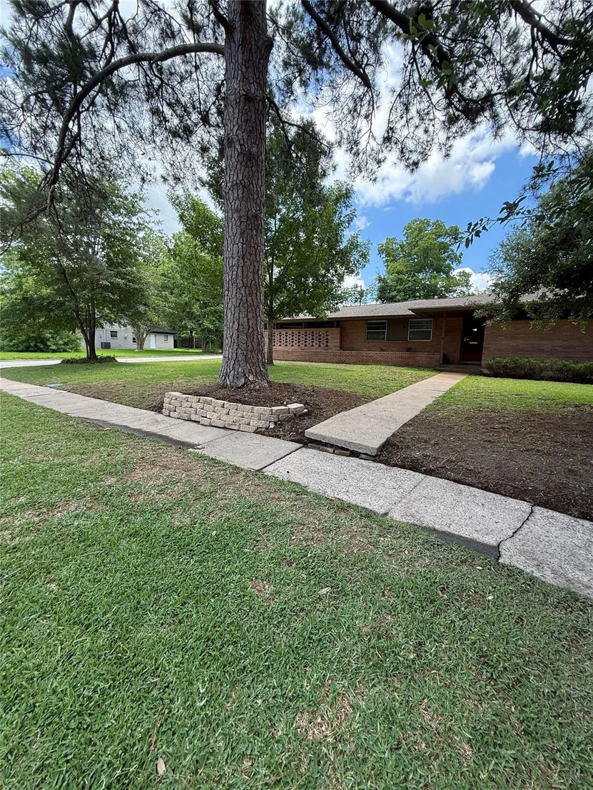 Photo of 905 Persimmon Avenue