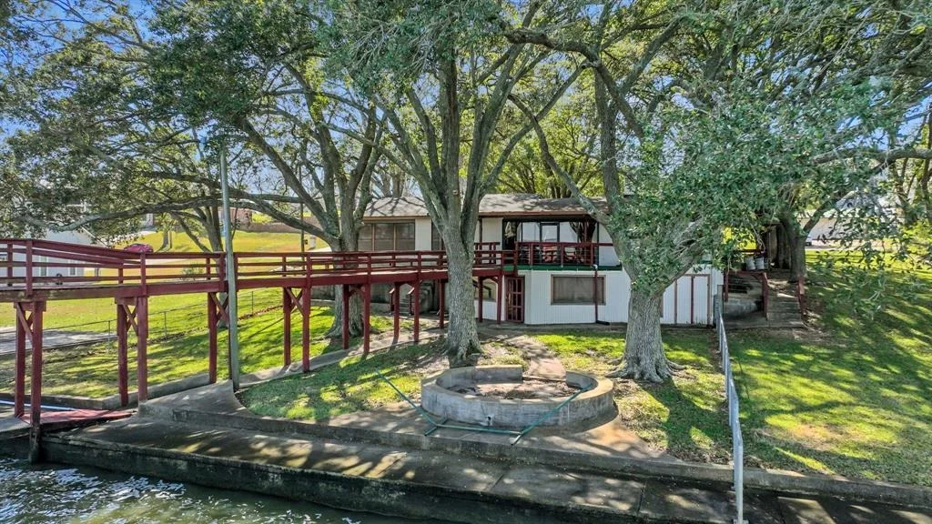 Photo of 160 Lakeway Drive
