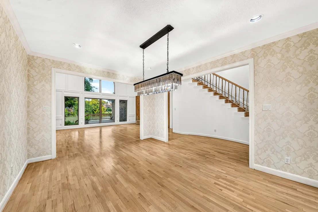 Photo of 407 Lakeside Boulevard