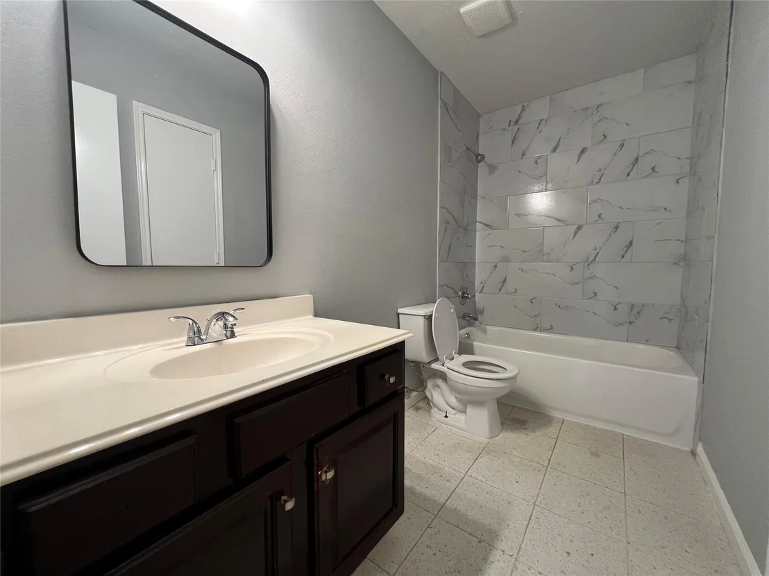 Photo of 919 N Oak Drive