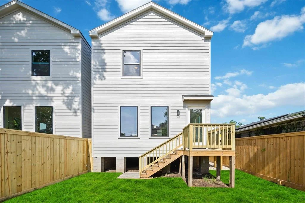 Photo of 2208 Bleker Street