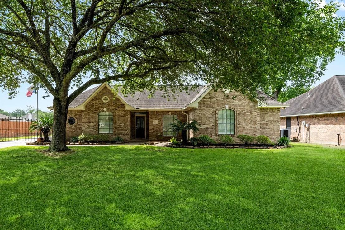 Photo of 302 River Oaks Drive