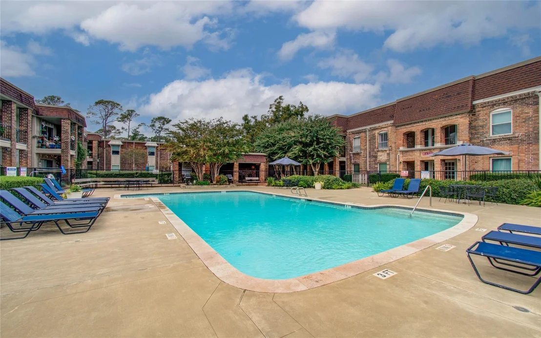 Photo of Unit 113 at 7575 Katy Freeway