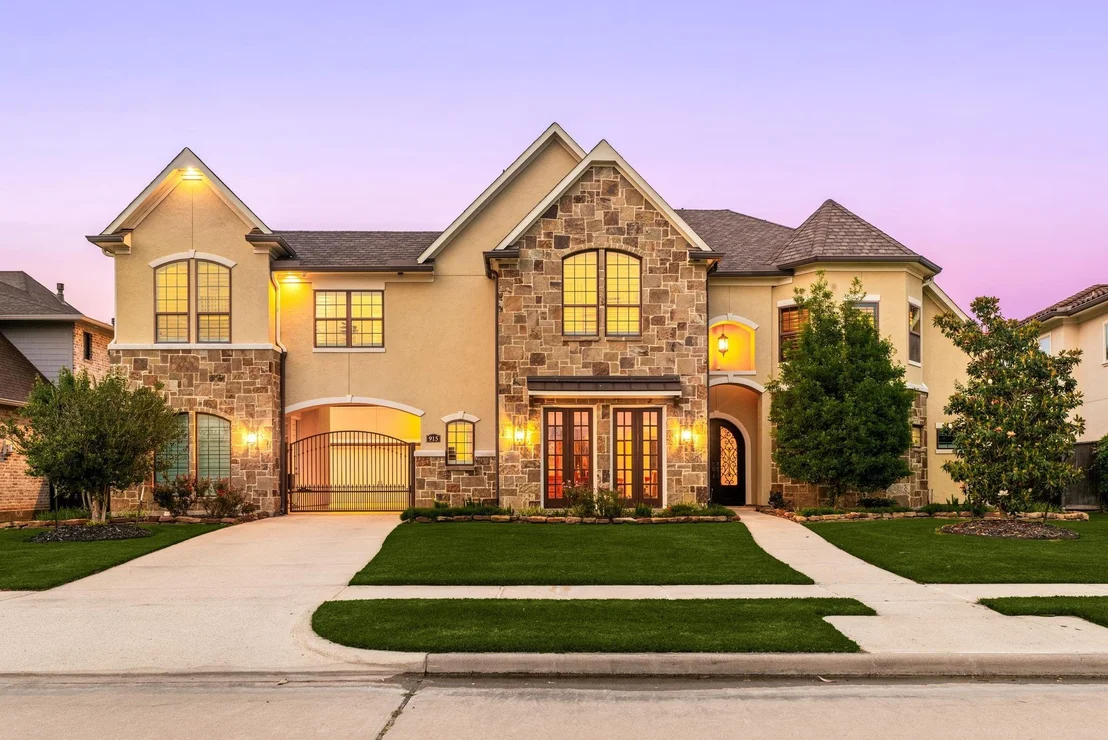 Photo of 915 Windsor Woods Lane
