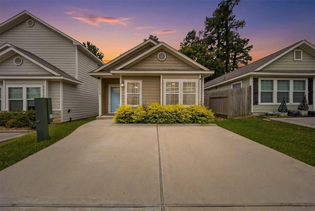 Photo of 16879 Balmoral