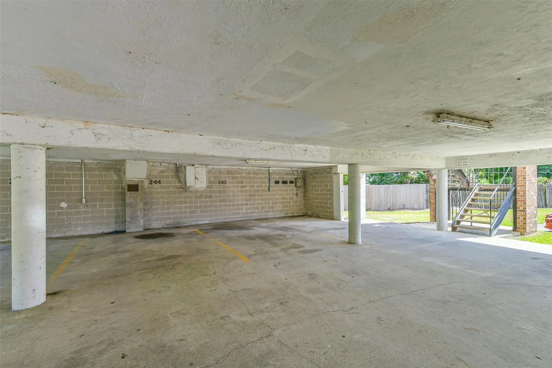 Photo of Unit 243D at 2501 Gulf Freeway