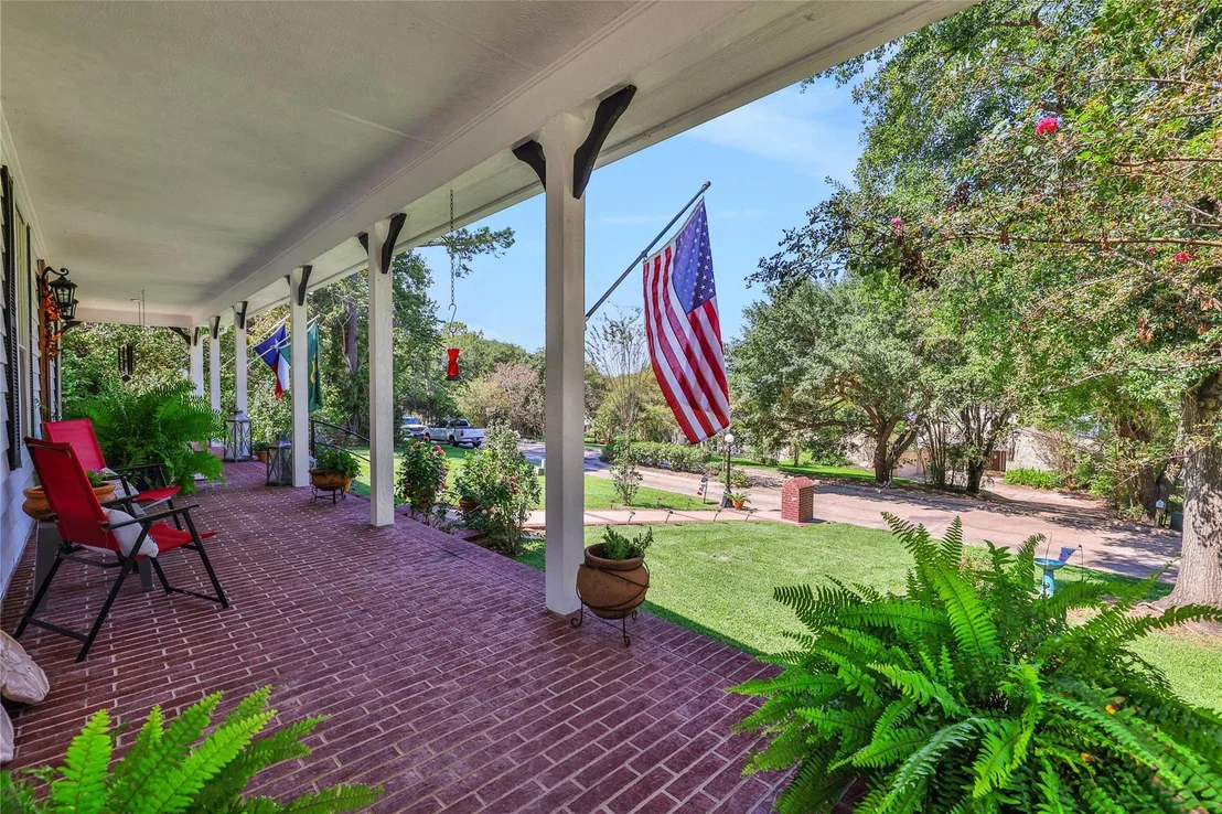 Photo of 220 Lake Oaks Boulevard