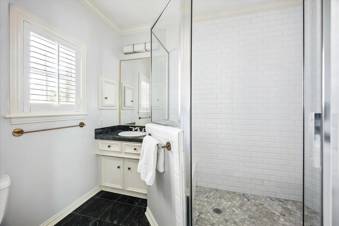 Photo of 1815 Albans Road