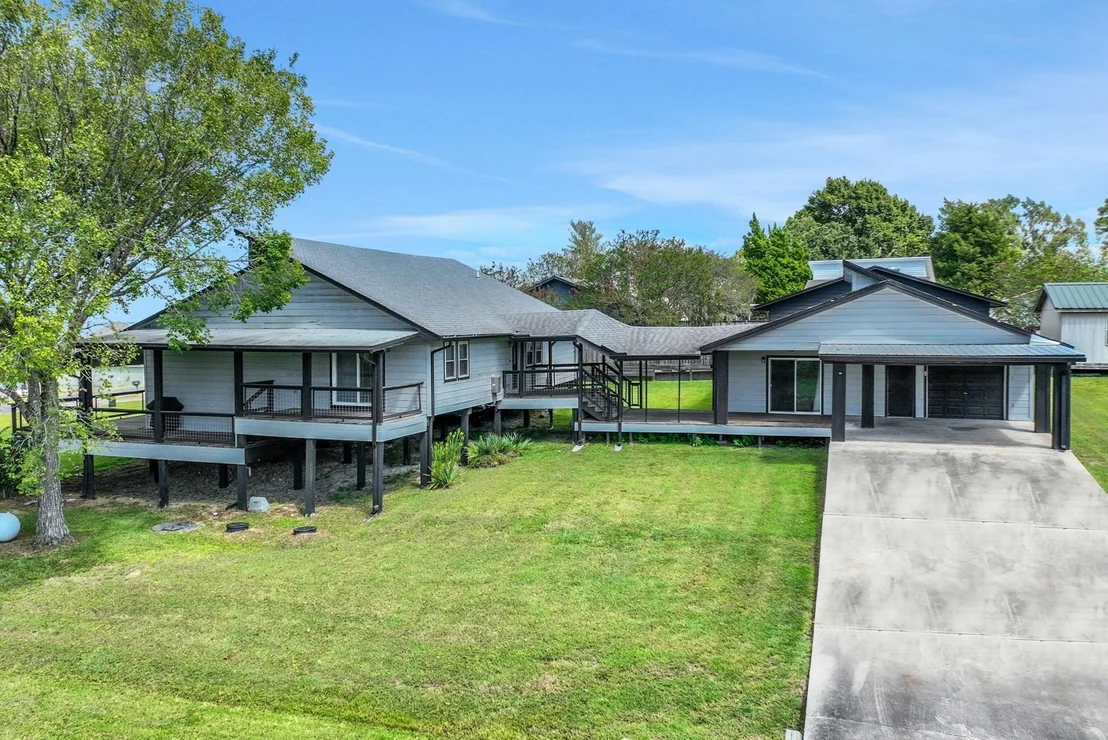 Photo of 930 Paradise Drive