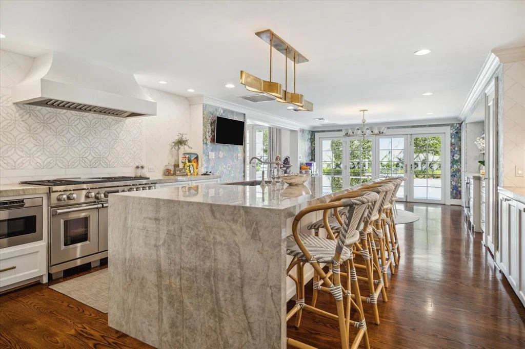 Photo of 2411 River Oaks Boulevard
