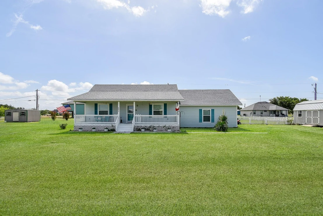 Photo of 657 Bayview Drive