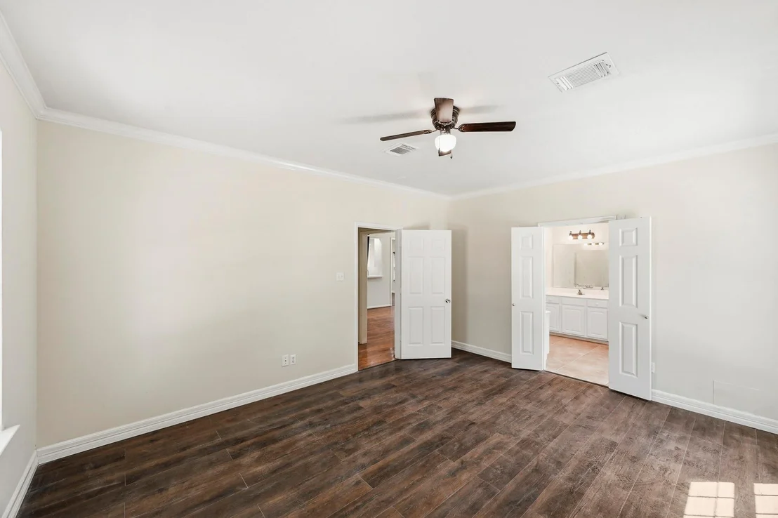 Photo of 215 Crabapple Drive