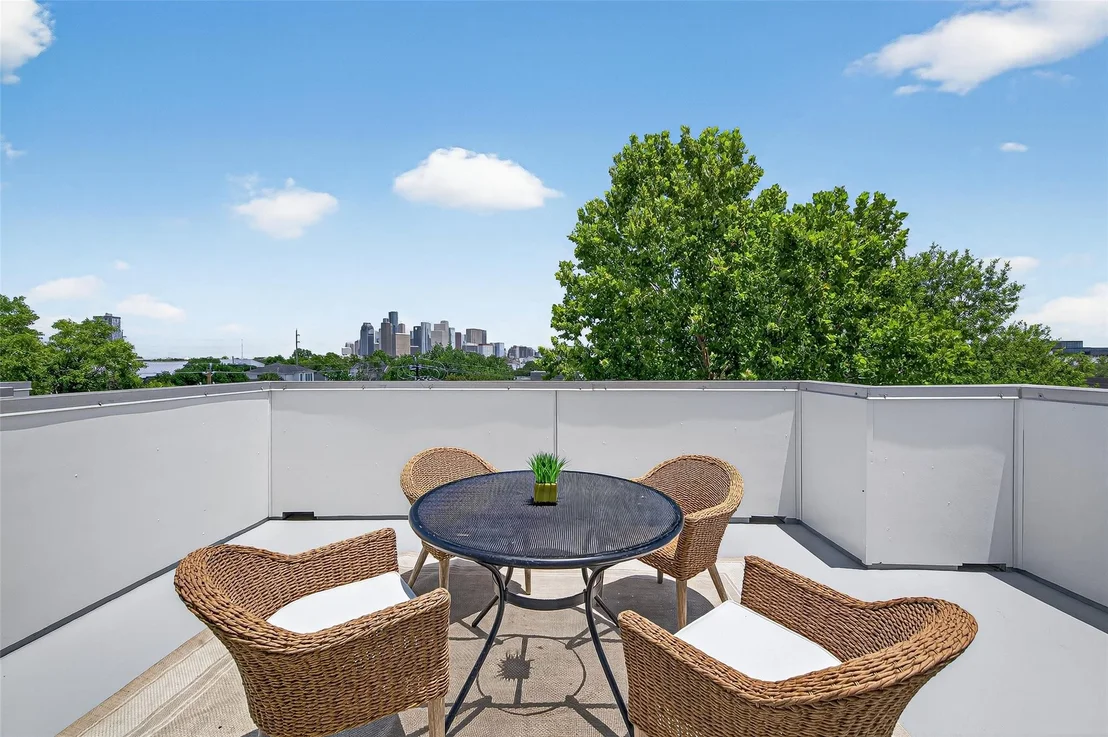 Photo of Unit B at 1205 Jackson Boulevard