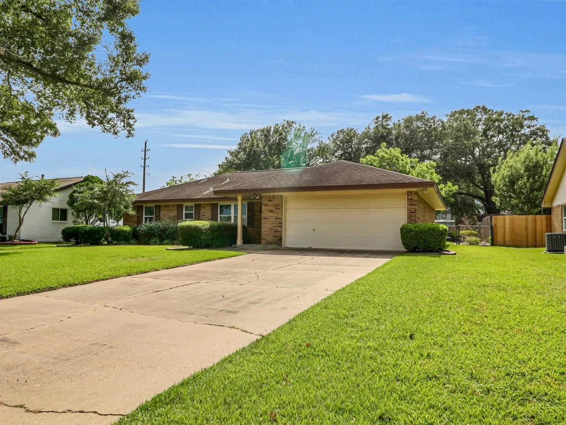 Photo of 805 Bluebonnet Lane