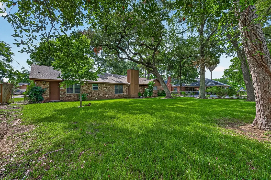 Photo of 2002 Crestwood Drive